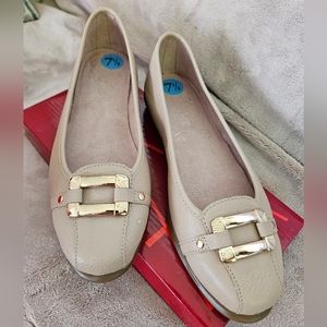 Aerosols flats in beige - new with no tags in original box.